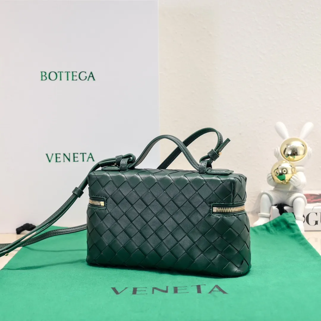 Batch 1360 Bottega Veneta 24 spring and summer woven zipper crossbody bag. A crossbody bag that can be used as a cosmetic bag. The exquisite weaving and compact body are an indispensable accessory for the upcoming summer. The double zipper also better protects the bag. It has a large capacity. If you like it, don’t miss it. Style number: 9109 Size: 22*12.5*5cm